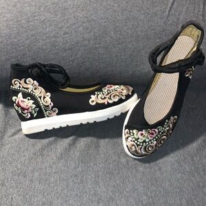 Adorable Unique Oriental Sneakers. Size 61/2 Women’s